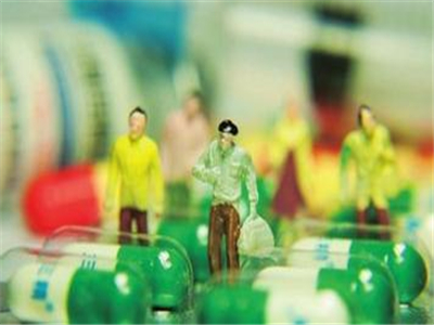如何处理伤者全责时的赔付问题与教师医保扣除事宜？两者处理方式有何异同？