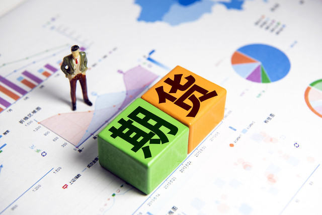 期货交易的套期保值策略如何适应市场变化？
