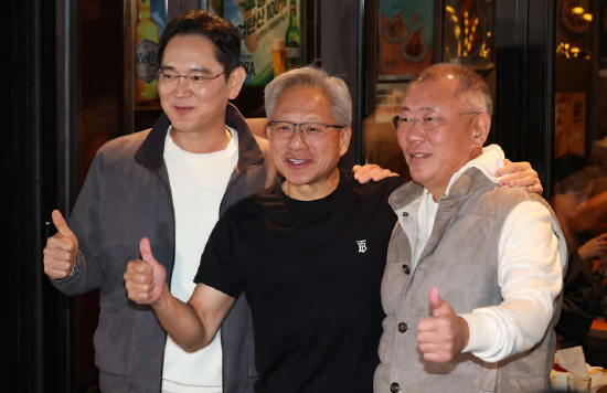 三星与SK集团各部署5万颗英伟达GPU,构建“AI工厂”推动智能制造 三星与SK集团各部署5万颗英伟达GPU,构建“AI工厂”推动智能制造