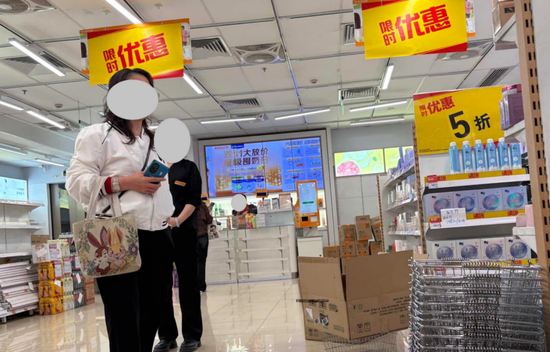 清仓甩卖、货架空空……万宁闭店前夜，谁在抢购“最后的港妆”？